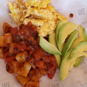 papas salteadas con huevo y aguacate 