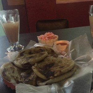 pupusas revueltas ( queso, chicharron etc) 