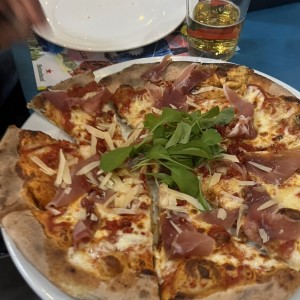 Pizza de jamon serrano y arugula