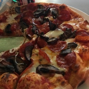 Pizza de Pepperoni y Hongos Portobellos