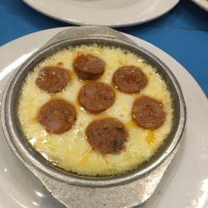 Queso fundido con chorizo