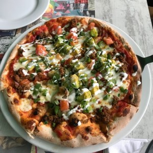 Pizza Mexicana: tomates, aguacate, carne y un leve picante que le da un sabor esquisito. 