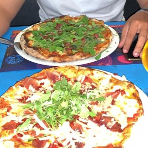 prizza brava y pizza capressa 