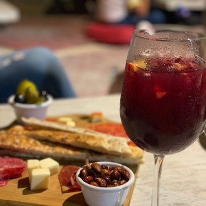 Entrada: Tabla Brava con Sangria vino tinto 