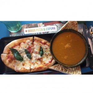 lunch: sopa de tomate, pizza margarita 