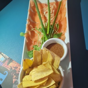 salmon ahumado y plantain chips 