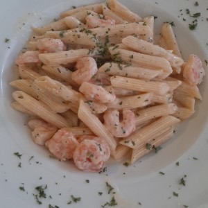 penne con salsa blanca de camarones