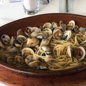 spaguetti con almejas al oleo