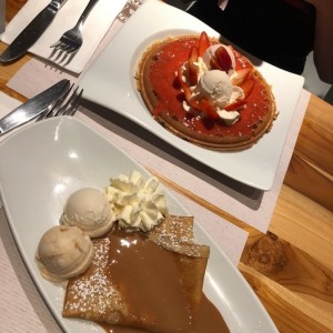 Waffle con jalea de fresa y Crepe de dulce de leche