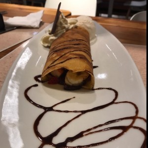 Crepes de Nutela con Banano, Fresa y Helado de Vainilla