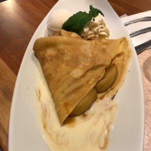 Crepes de Manzana Caramelizada con Helado de Vainilla