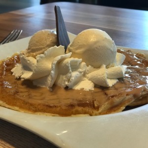 Waffle con Helado y Arequipe