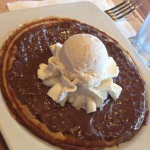 Waffle de nutella con helado de vainilla. 