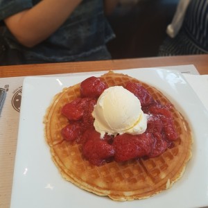 wafles con salsa de fresas y helado de vainilla