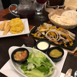 Fajitas Mixtas con Patacones y Yucas fritas. ?