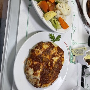 Fllete a la parmigiana con vegetales hervidos 