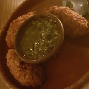 croquetas de colita de res con salsa chimichurri