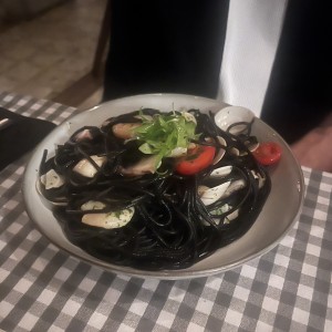 Pasta negra con almejas