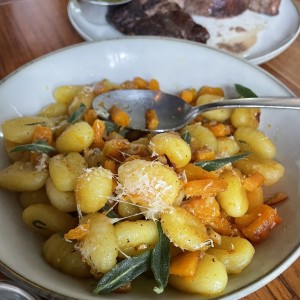 Gnocchis salteados con zanahoria.