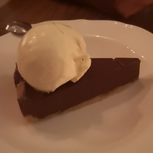 Dulce de ganache, con helado de vainilla