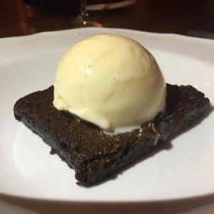 Brownie con helado