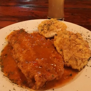 filete de corvina al ajillo con patacones 