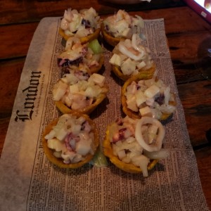 patacones rellenos de ceviche de combinacion en salsa inglesa coco