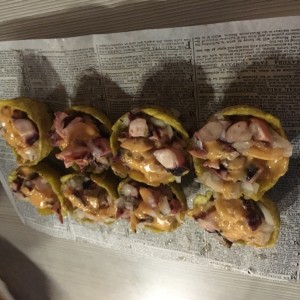 patacones relleno de pulpo en salsa buffalo