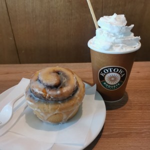 capuchino Royale con Cinnamon Roll