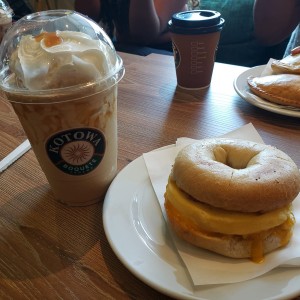 Baggel de huevo tocino y queso con frappe de caramelo 