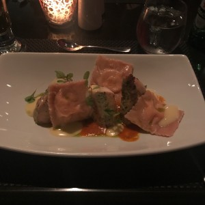 pollo con raviolis de achote