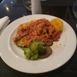 pollo ek Salsa con Vegetales