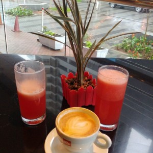 Jugo de sandia y cafe exquisito en Saril...