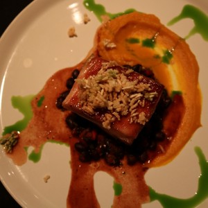 Pork belly con frijoles marinados.