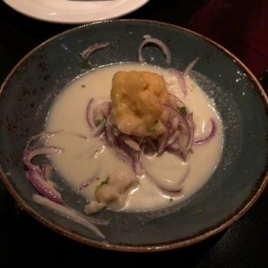 ceviche de corvina con leche de coco y sievete de maracuya