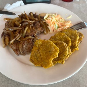 Bistec encebollado 