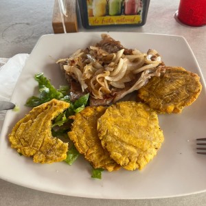 Bistec encebollado 