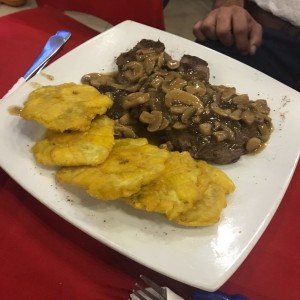 filete de pollo con hongos y patacones