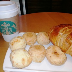 Bolitas de queso y croissant