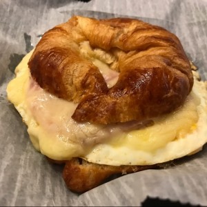 croissants huevo queso y jamon 