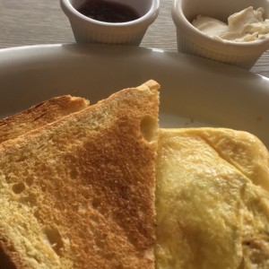 omelet con tostadas