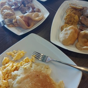 Parrillada de chorizo y pancakes.