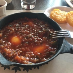 huevos en salsa criolla + tortillas