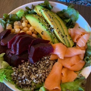 Ensalada de quinoa con lechugas y salmon