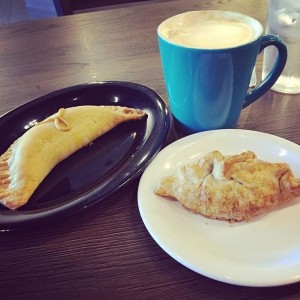 Empanada de manzana (izq) & empanada de pollo (der)