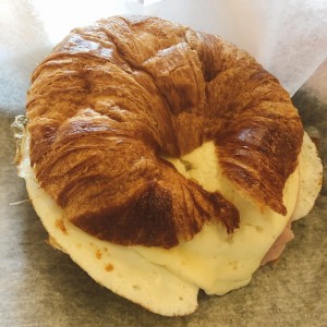 Croissant de Jamon, Huevo y queso prensado