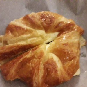 croissant con queso nacional