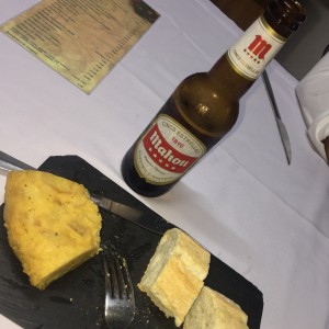 Tortillas de patatas con una Mahou