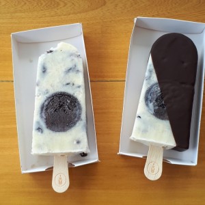 paleta de oreo sin y con chocolate