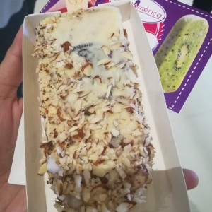 paleta de oreo con cobertura de chocolate blanco y topin de almendras 